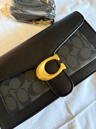 Mala Coach preta com detalhe dourado