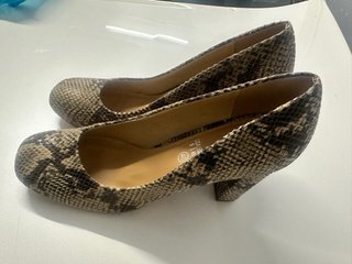 Zapatos Mary Paz Talla 40 Beige