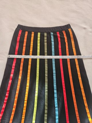 Falda Mamatayoe negra con rayas multicolor