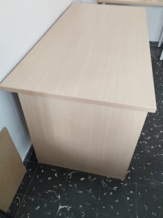 Mesa de despacho amplia y robusta