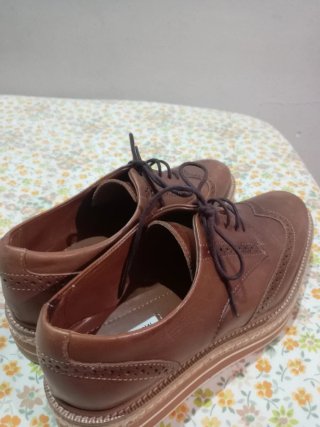 Zapatos de vestir de cuero marrones