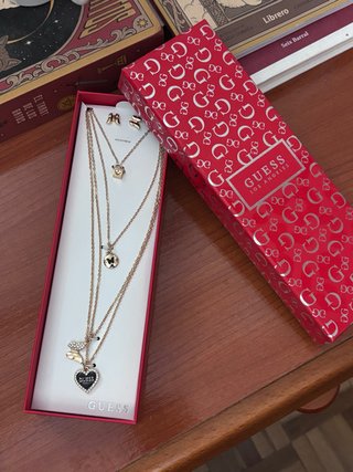 Conjunto Guess Collar y Pendientes Dorados