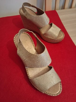 Sandalias. Alpargatas  doradas con cuña esparto