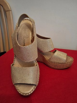 Sandalias. Alpargatas  doradas con cuña esparto