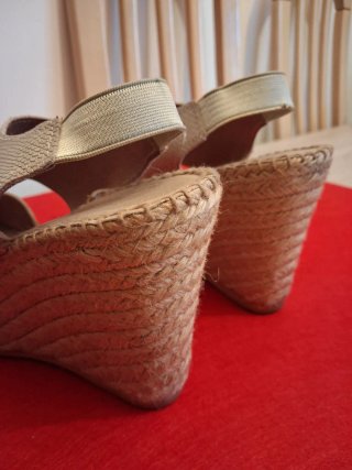 Sandalias. Alpargatas  doradas con cuña esparto