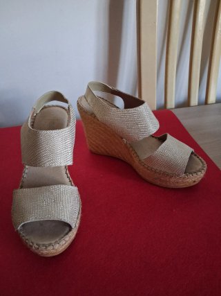 Sandalias. Alpargatas  doradas con cuña esparto