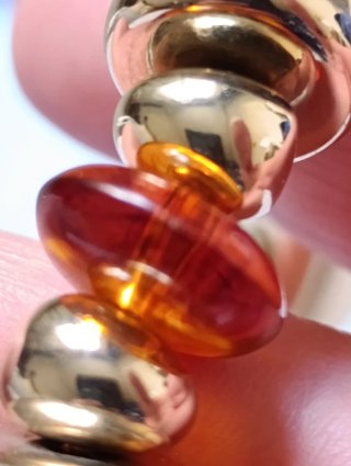Pulsera elástica dorada con cuentas ámbar