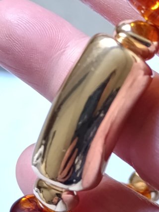 Pulsera elástica dorada con cuentas ámbar