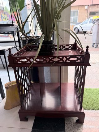 Mesita auxiliar de madera oscura