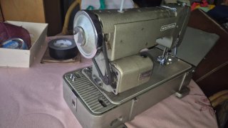 Maquina de coser Wertheim AZ, con motor y funda