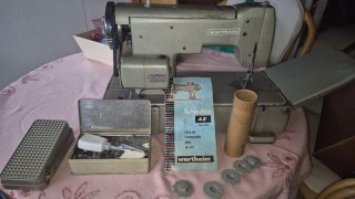 Maquina de coser Wertheim AZ, con motor y funda