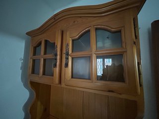 Alacena de madera con puertas de cristal