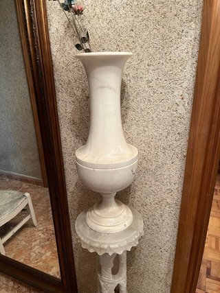 Jarrón y pedestal de mármol