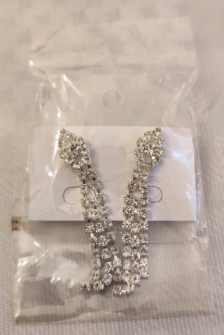 Pendientes largos plateados con pedrería