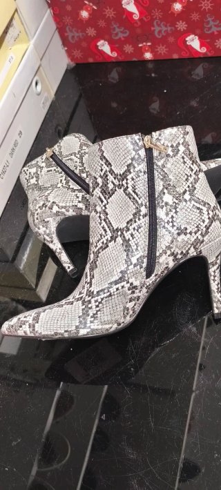 Botines de tacón con estampado de serpiente