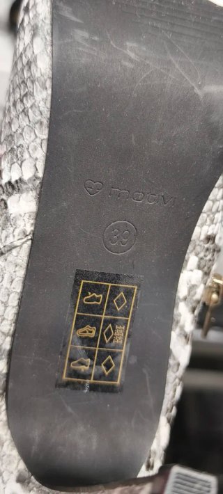 Botines de tacón con estampado de serpiente