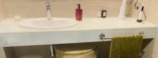 Encimera mármol blanco con lavabo y toallero