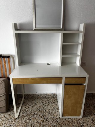 Varias mesas de madera y vidrio. A recoger