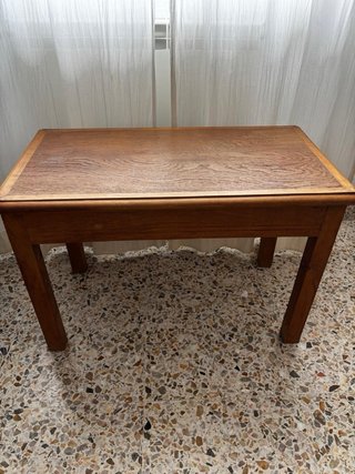 Varias mesas de madera y vidrio. A recoger