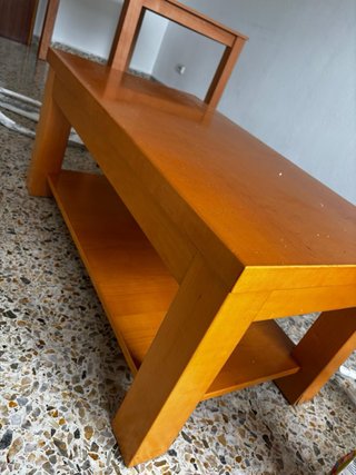 Varias mesas de madera y vidrio. A recoger