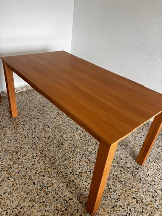 Varias mesas de madera y vidrio. A recoger