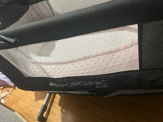 Cuna de bebé con colchón rosa