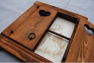 Finestra decorativa con cervo e cuori