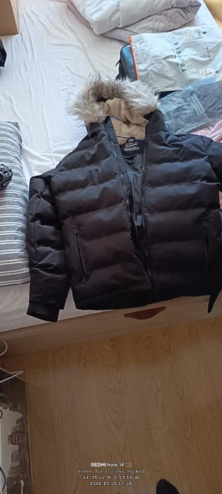 Chaqueta impermeable negra con capucha.Talla 14