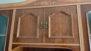 Mueble de salón madera con vitrina