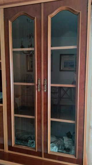 Mueble de salón madera con vitrina