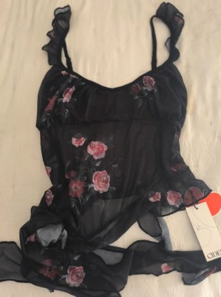 Top crop transparente con lazos y flores