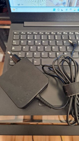 Portátil Lenovo V15-ADA Ryzen 3 3020E
