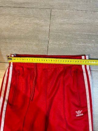 Pantalón Adidas rojo rayas blancas