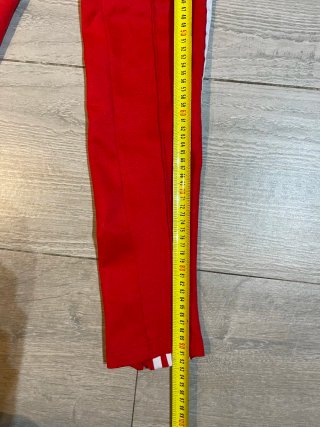 Pantalón Adidas rojo rayas blancas