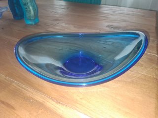 Elegante centro de mesa de cristal azul