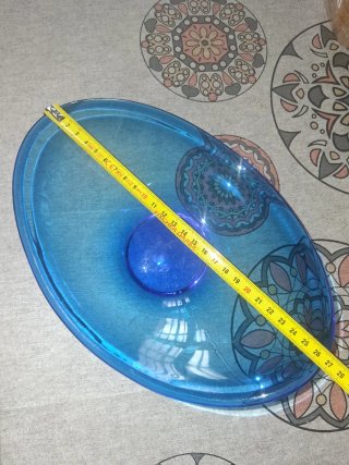 Elegante centro de mesa de cristal azul