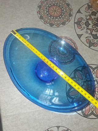 Elegante centro de mesa de cristal azul