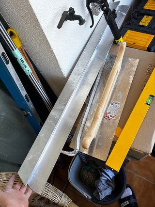 Regla de aluminio para alisar.