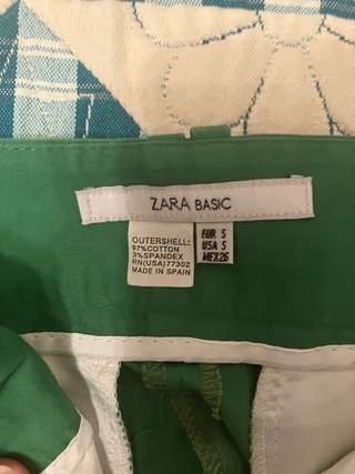 Shorts verdes satinados.
