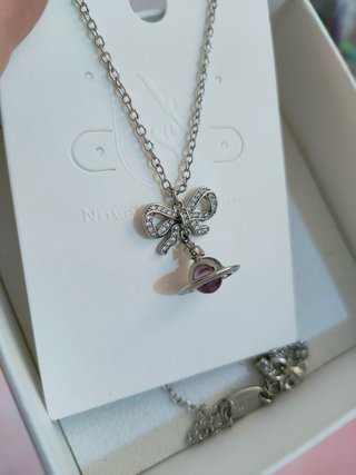 Collana con fiocco e pianeta viola
