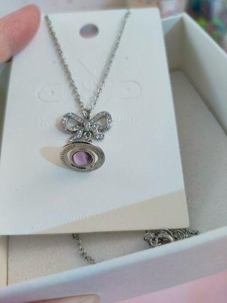 Collana con fiocco e pianeta viola