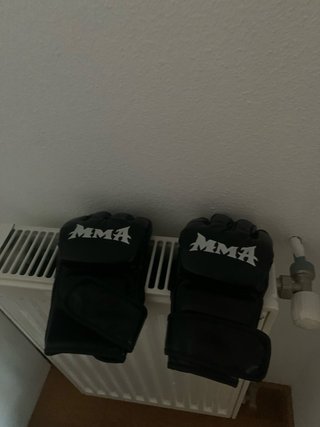Máquina de boxeo con música y guantes