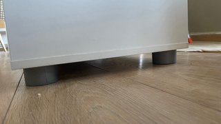 Mueble TV blanco puertas madera pino claro