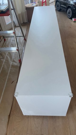 Mueble TV blanco puertas madera pino claro