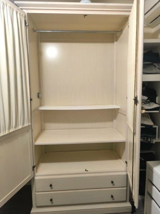 Armario blanco con puertas de cristal y cajones