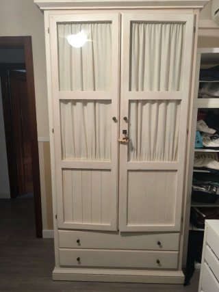 Armario blanco con puertas de cristal y cajones