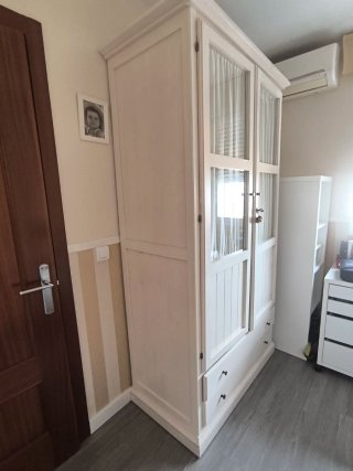 Armario blanco con puertas de cristal y cajones