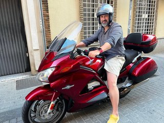 Moto Touring Roja y Negra