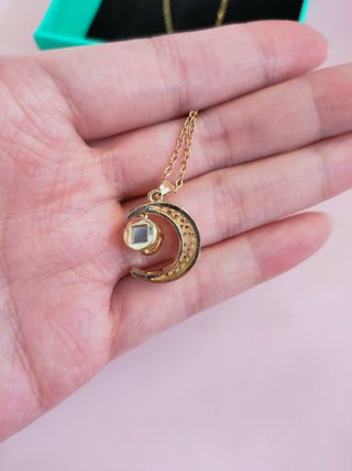 Collana con ciondolo a forma di luna
