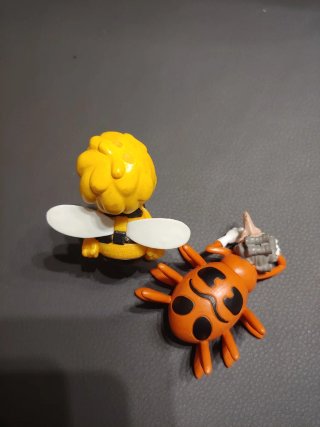 Dos figuras PVC La Abeja Maya y araña Tecla